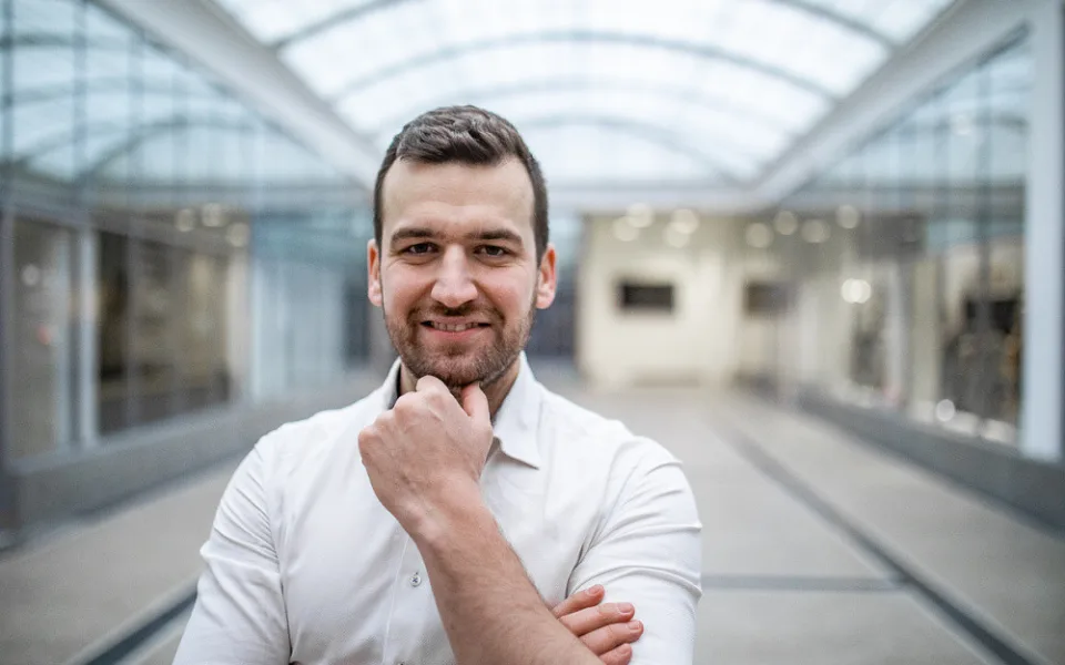 Nevěřme na internetu všemu, radí autor DigiDetoxu Matěj Krejčí