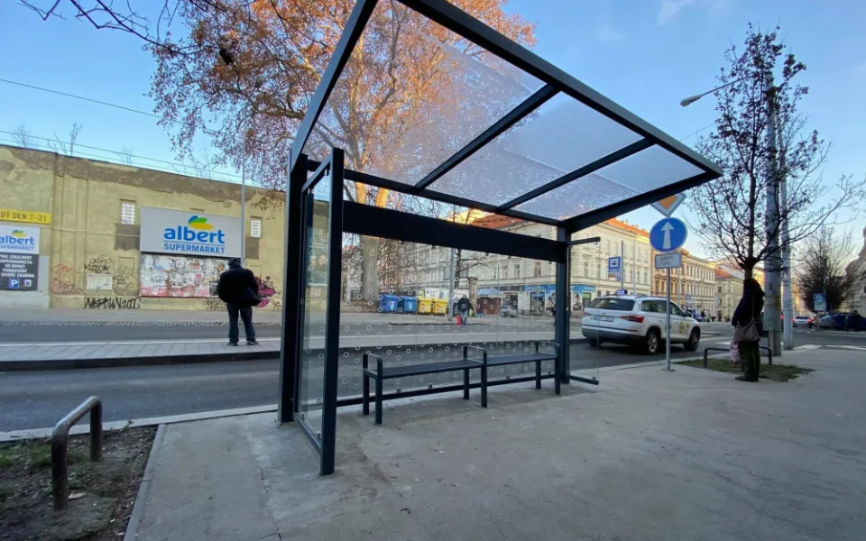 Výhled do zdi a šalina za zády. Na Grohově stojí obrácené zastávky, prý tak chrání chodce