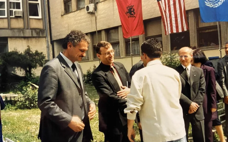 Z radnice do válkou zpustošeného Kosova. Základy svobodného státu nastavoval po ukončení konfliktu také bývalý český primátor