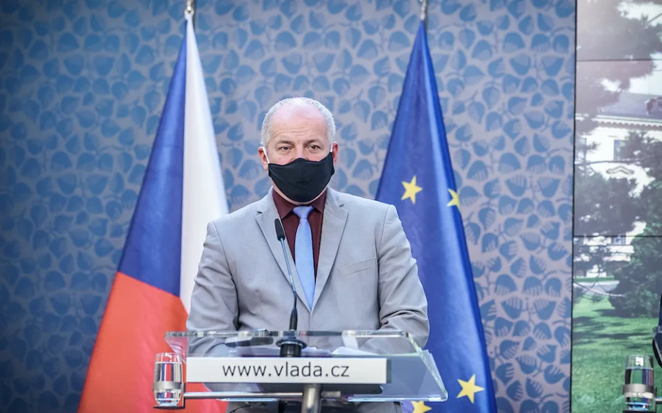Tvrdá opatření do března, roušky do léta. Bývalý ministr Prymula předpověděl další vývoj