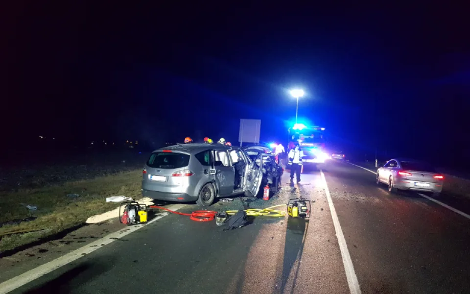 Na Brněnsku se v pondělí večer čelně srazila dvě auta, jeden člověk zemřel
