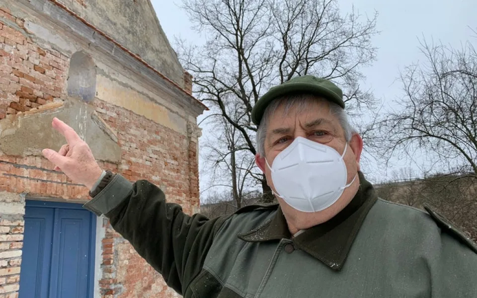 Marian Kvarda u kapličky v zaniklé obci Ječmeniště na Znojemsku. Foto: Veronika Gecová