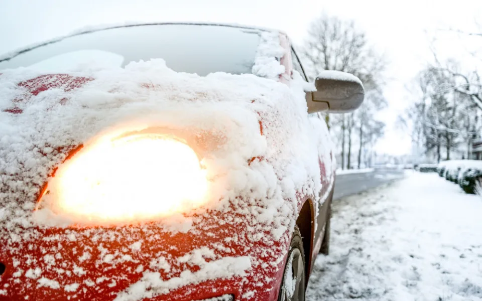 V zimě na silnicích. Auto neočistěné od sněhu si říká o pokutu, pro dopravu je navíc nebezpečné