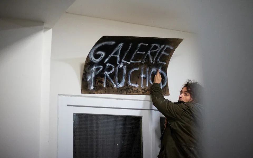 Na rohu Údolní a Úvozu vznikla Galerie průchod. Neexistující výstavní prostor pro nikoho i pro všechny