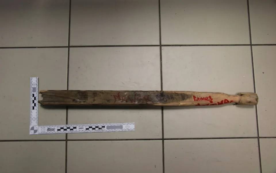 Surovec k útoku použil nohu od stolu