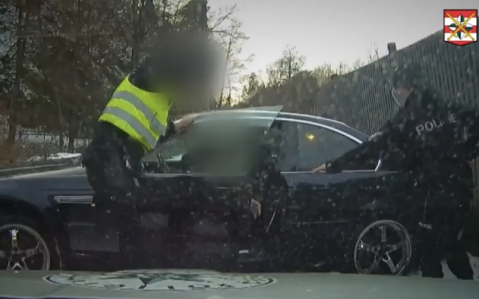Ujížděl před policisty