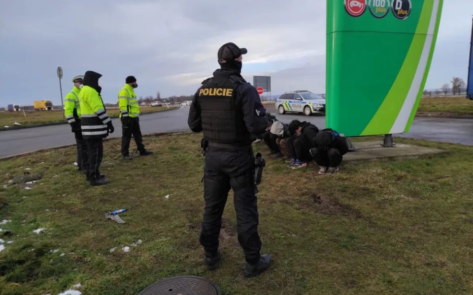 Jihomoravská policie objevila v rumunském kamionu šest migrantů