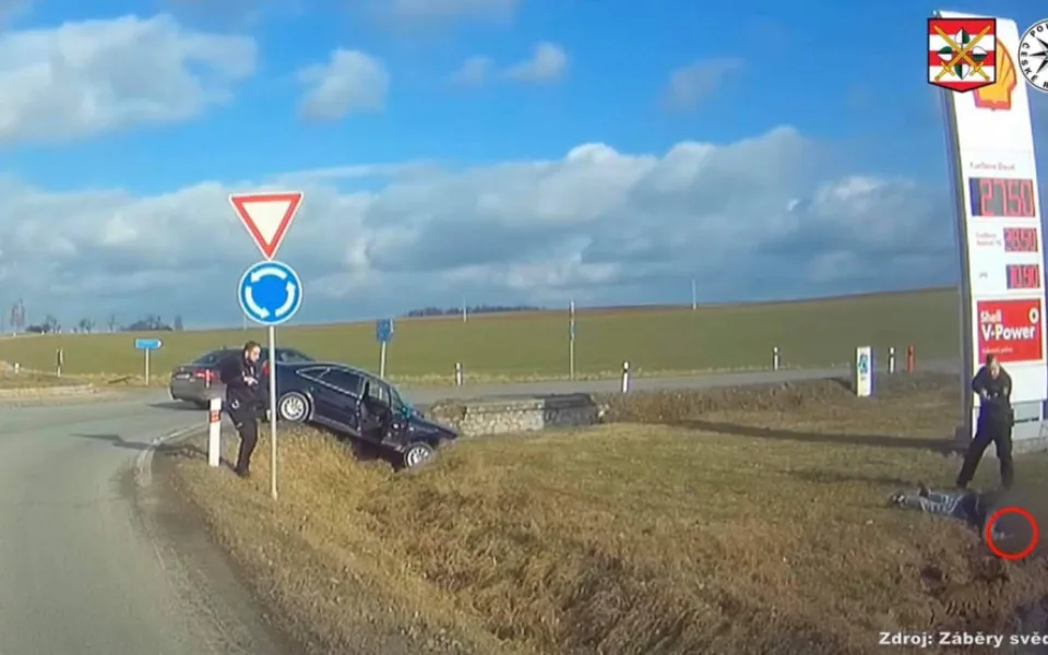 VIDEO: Šofér bez řidičáku, zato nejspíš posilněný drogami, uháněl před policisty. Zastavil ho až kruhový objezd