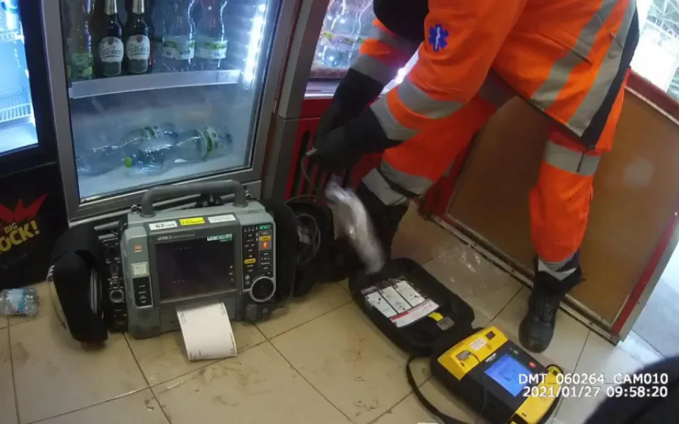 Policisté zachránili cizinci život