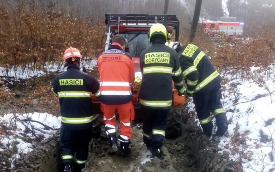 Záchranáři odvezli zraněného muže na traktoru