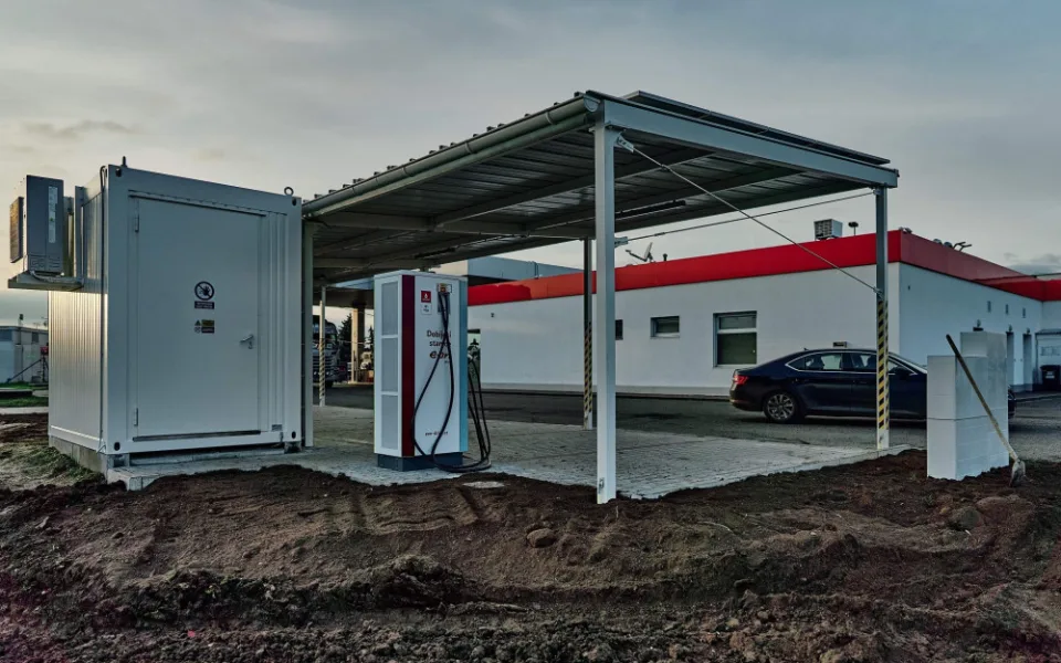 E.ON postavil svou první veřejnou dobíječku, která čerpá energii ze slunce