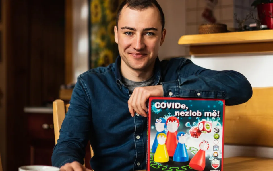 Covide, nezlob mě – mladý biatlonista trefil do černého novou deskovou hrou