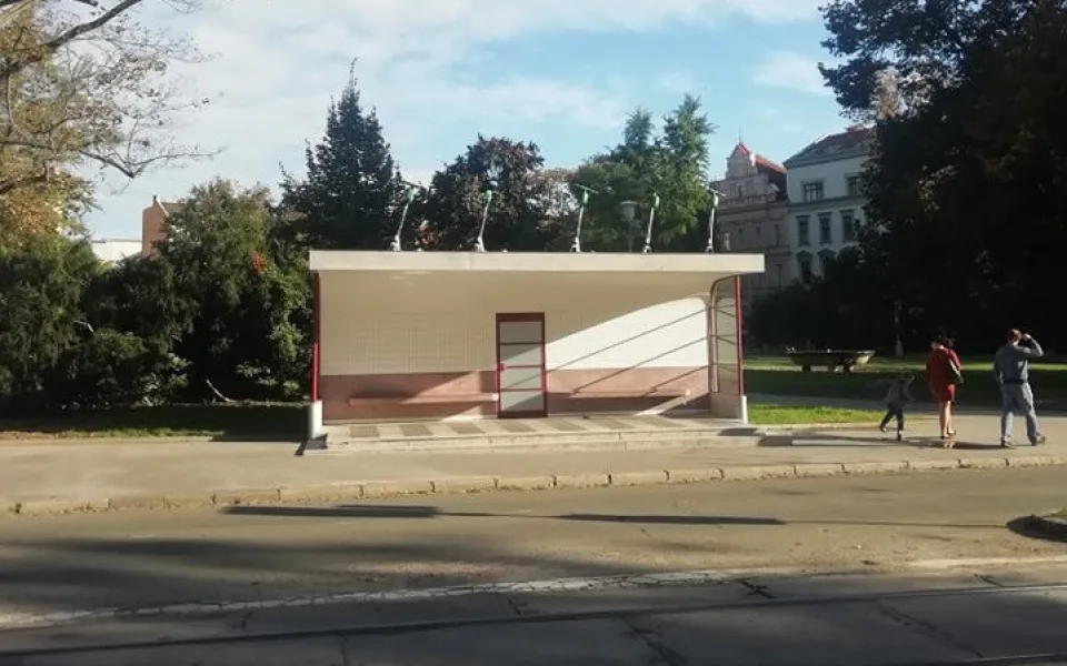 Loni se například objevily koloběžky účelově na zastávce Obilný Trh