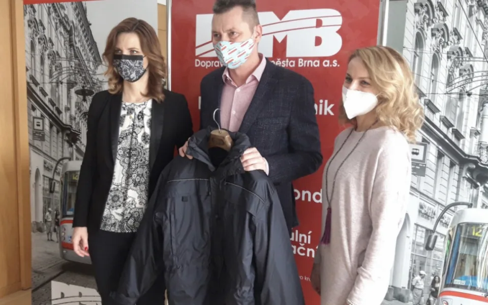 Zleva primátorka Markéta Vaňková, generální ředitel DPMB Miloš Havránek a Monika Škorpíkova z SNF