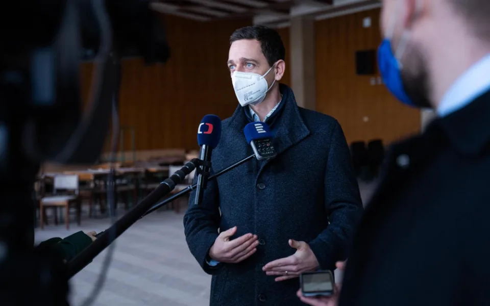 Hejtmani chtějí jednat s vládou o postupu bez nouzového stavu
