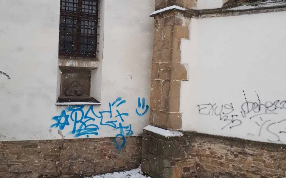 Posprejovaný kostel v Rosicích. Zdroj: Policie ČR