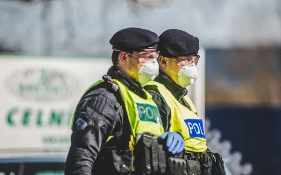 Na dodržování omezení pohybu dohlídne 26 tisíc policistů, kontroly čekají autobusy i vlaky