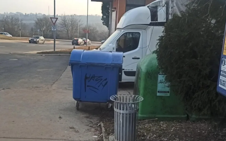 Mladíci poškodili kontejner