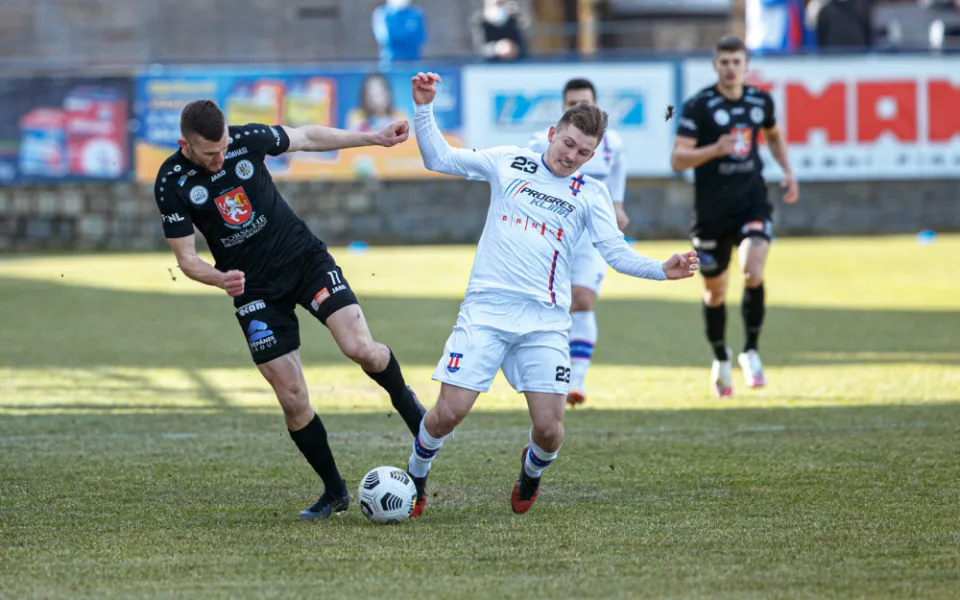 Líšeňský Milan Lutonský v souboji s Erikem Prekopem