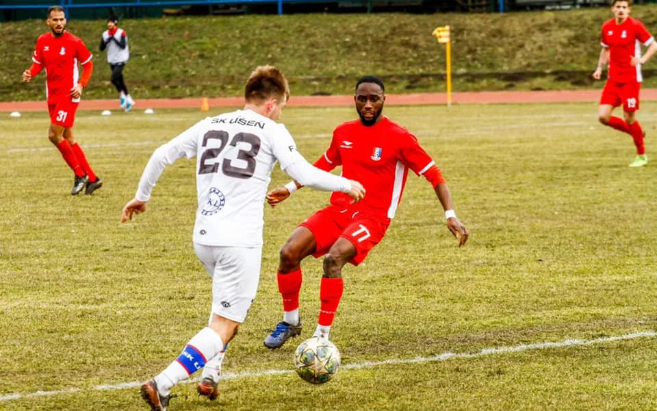 Blanenský N'goma přihlíží akci líšeňského Lutonského 