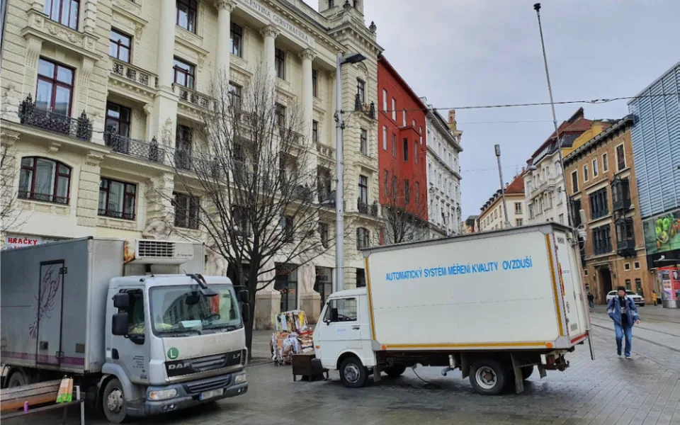 Na náměstí Svobody se měřila kvalita ovzduší, výsledky zkreslilo poblíž nastartované auto