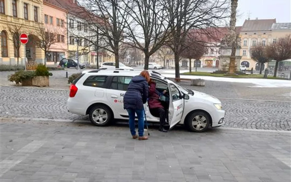 Koronavirus ovlivnil taxi službu pro seniory ve Vyškově.