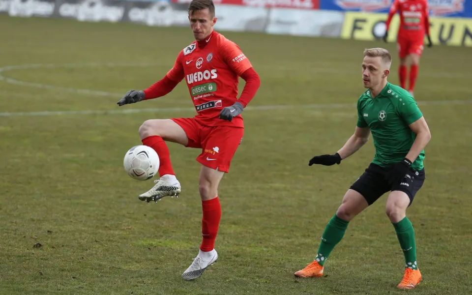 Damián Bariš zpracovává míč