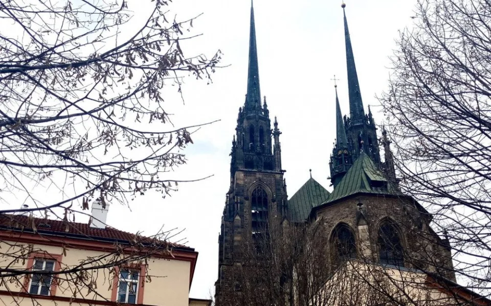 Kostely po celém Česku rozezní zvony za oběti pandemie
