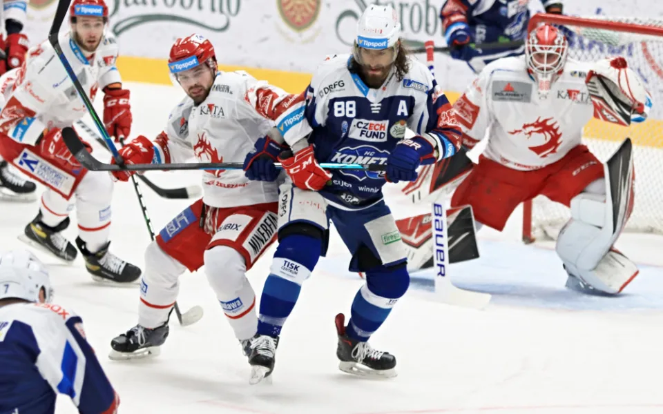 Peter Mueller v souboji s třineckým Douderou