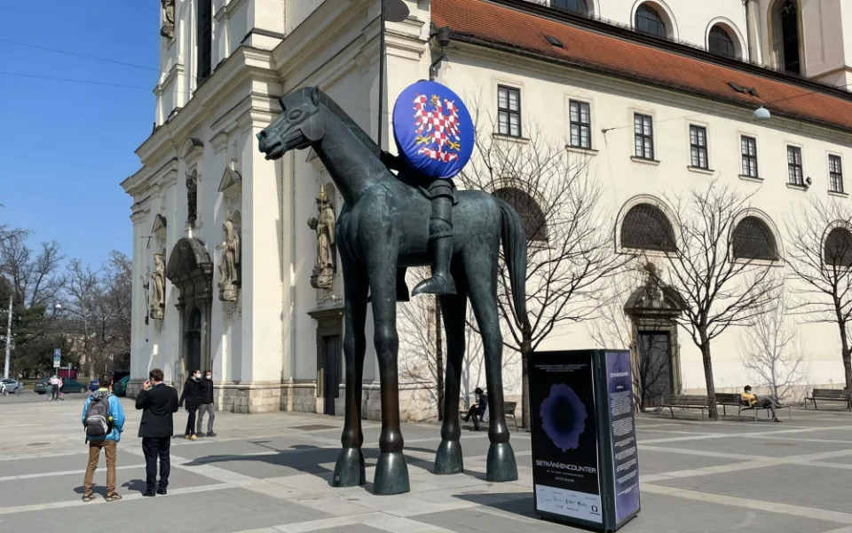 Socha Jošta na Moravském náměstí v Brně zdobí od dnešního dne moravský znak