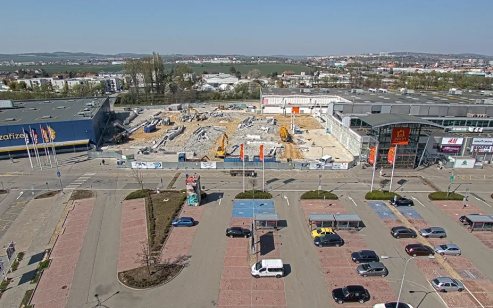 Díra zůstává i přesto, že v roce 2019 začalo se stavbou
