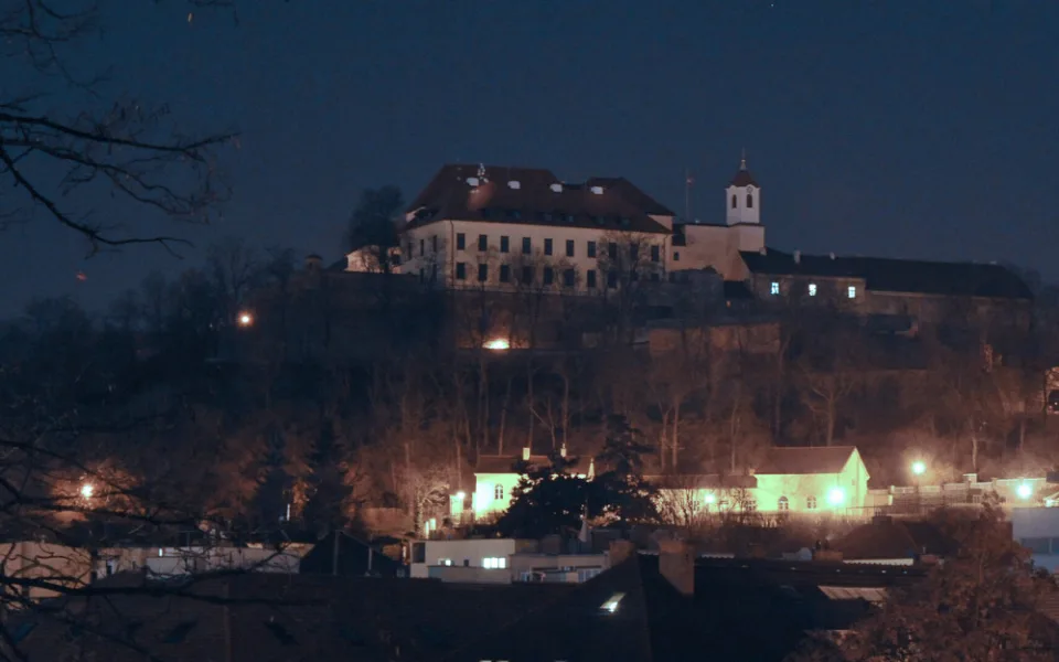 Brněnské budovy dnes na hodinu potemní