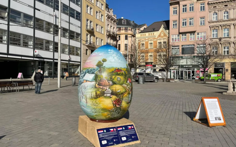 Velikonoční vajíčko stojí na náměstí Svobody od tohoto týdne