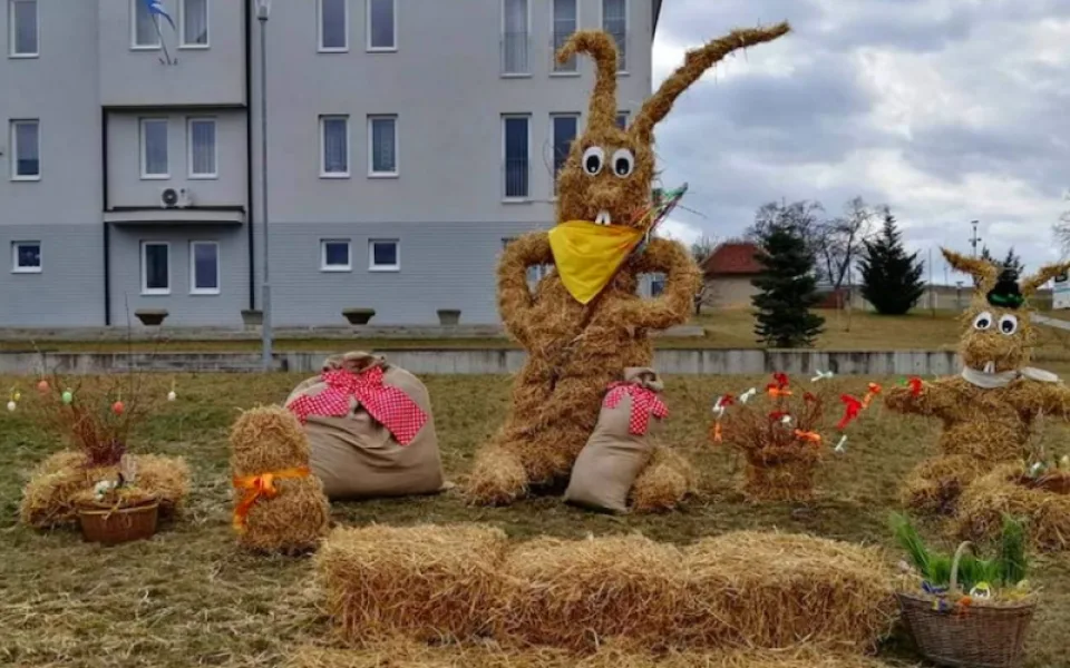 V Otnicích mají třímetrového velikonočního zajíčka ze slámy