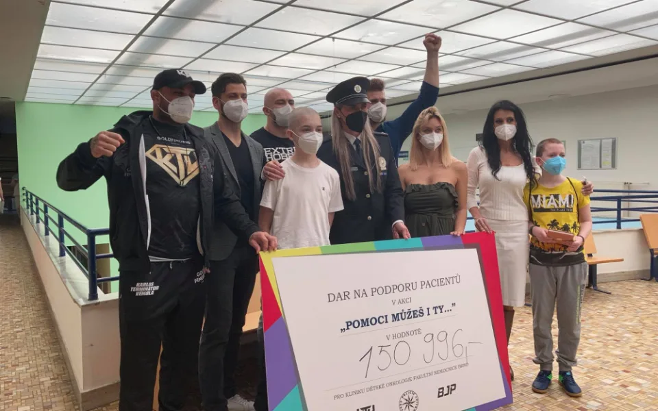Bojovníci Jiří Denisa Procházka a Karlos Terminátor Vémola podpořili dětské pacienty