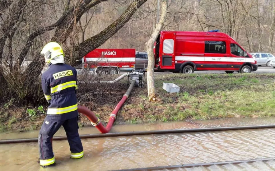 Havárie vody u zastávky Kamenolom zastavila tramvajovou dopravu