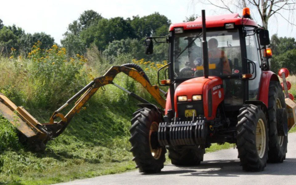 Muže přejelo kolo traktoru, je ve vážném stavu v nemocnici