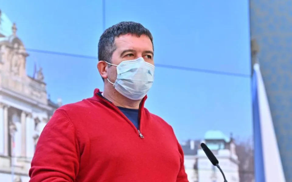 Koncem dubna by se mohly otevírat obchody, služby i zahrádky, říká Hamáček