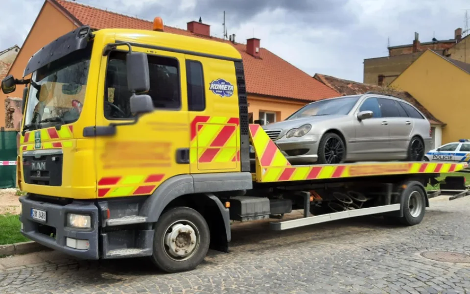 Poničený mercedes putoval do opravny