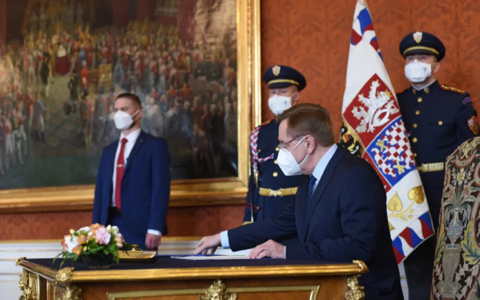 Podpisem stvrdil Arenberger své angažmá ve vládě 