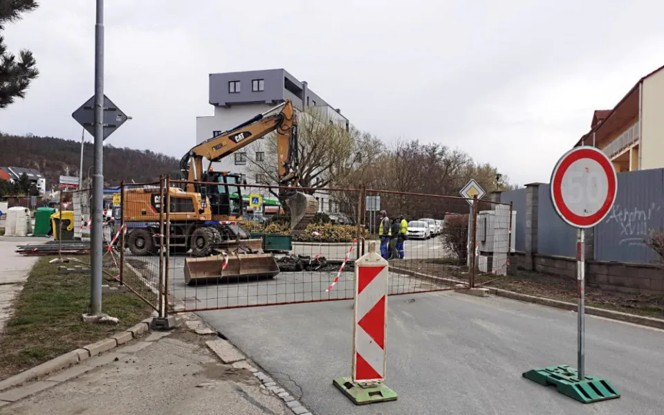 Havárie v Kuřimi. Na Brněnské ulici praskl brněnský kalovod