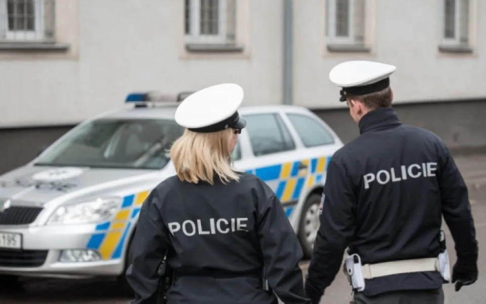 Zdrogovaný a bez řidičáku. Muž se pokusil zmást policisty cizím jménem