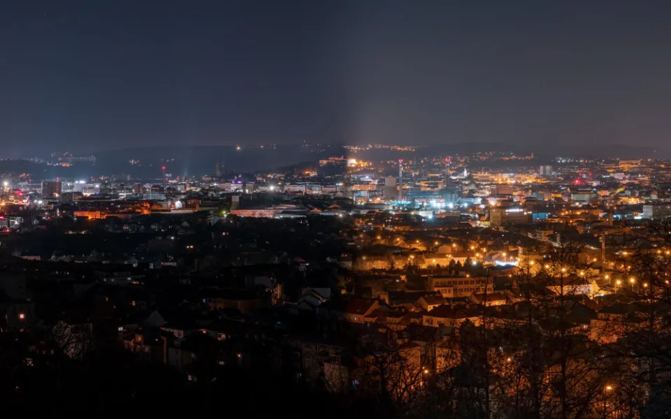Noční Brno potmě. Zhasnuté osvětlení odhalí světelný smog