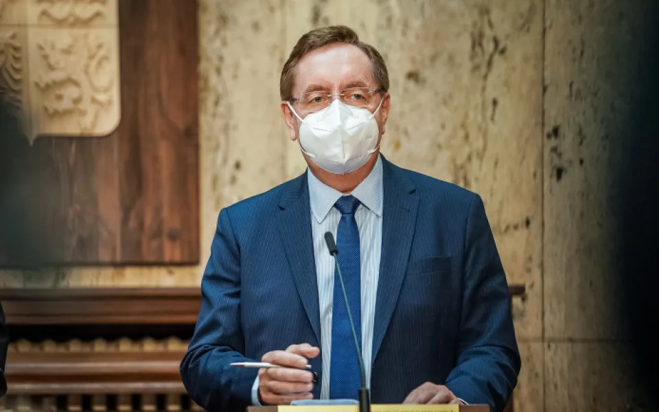 Arenberger navrhne, aby se venku a uvnitř mohli sejít jen dva lidé