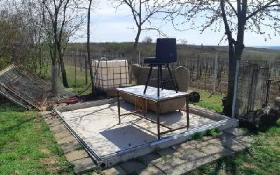 Zůstal jen nábytek a betonové základy. Zloděj si odnesl celý zahradní domek