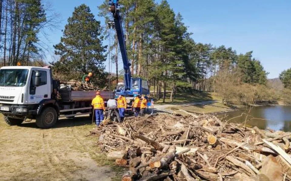Sto tun odpadu. Povodí uklízí po zimě z hladiny Prýglu naplaveniny