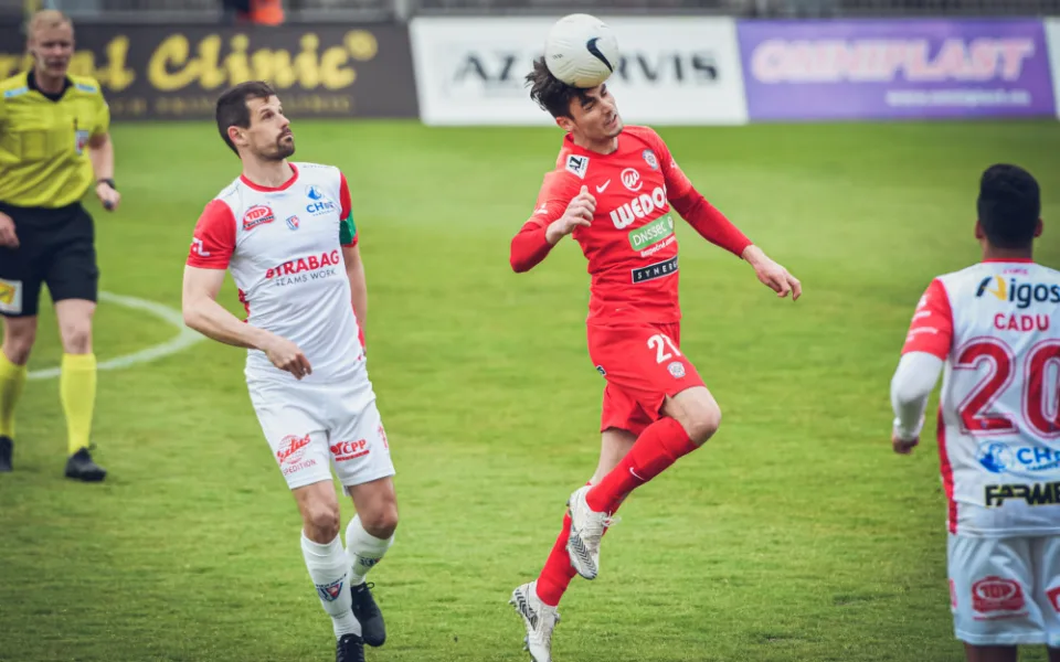 Ondřej Pachlopník v souboji s pardubickými hráč