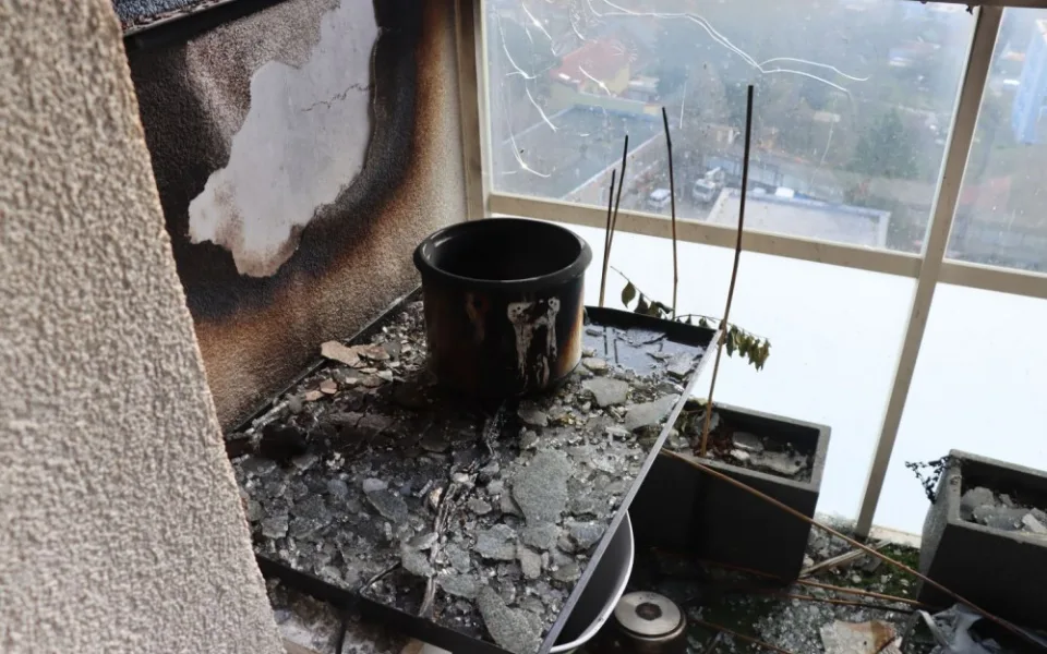 Při vaření konopí cizinci vybouchl byt, měl v něm i vybavenou pěstírnu