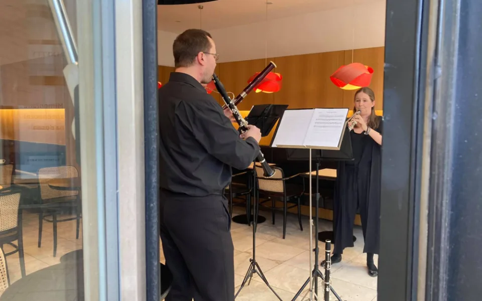 Koncert za sklem. Umělci zahráli lidem v Brně z výlohy kavárny