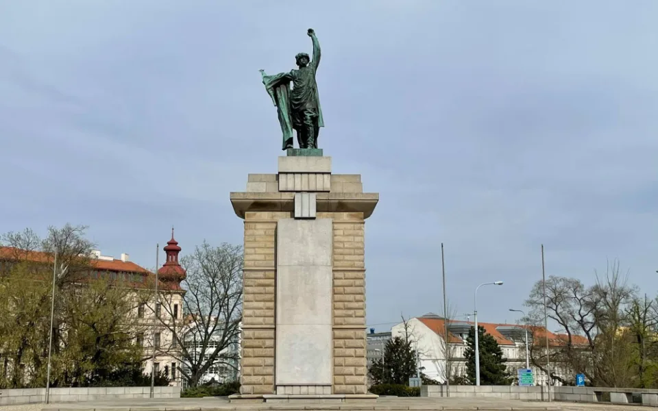 V Brně někdo počmáral památník Rudoarmějce, komunisté se zlobí